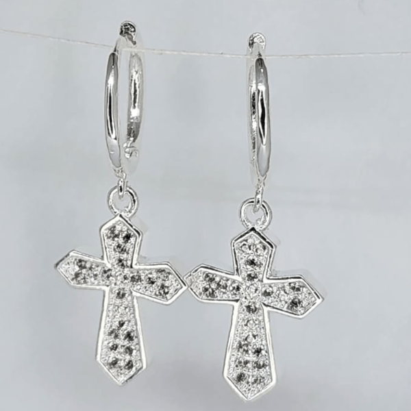 Brinco Argola Com Pingente Cruz Prata Cravejado - Unissex - Imagem 3